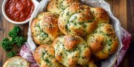 Easy Homemade Garlic Knots