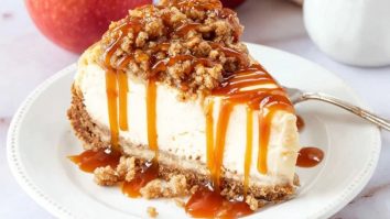 Apple Crisp Cheesecake