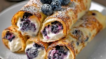 Crispy Keto Blueberry Cream Cheese Roll-Ups