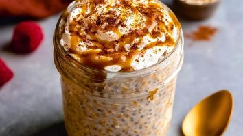 Protein-Packed Cinnamon Roll Overnight Oats