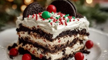 No-Bake Christmas Oreo Lasagna